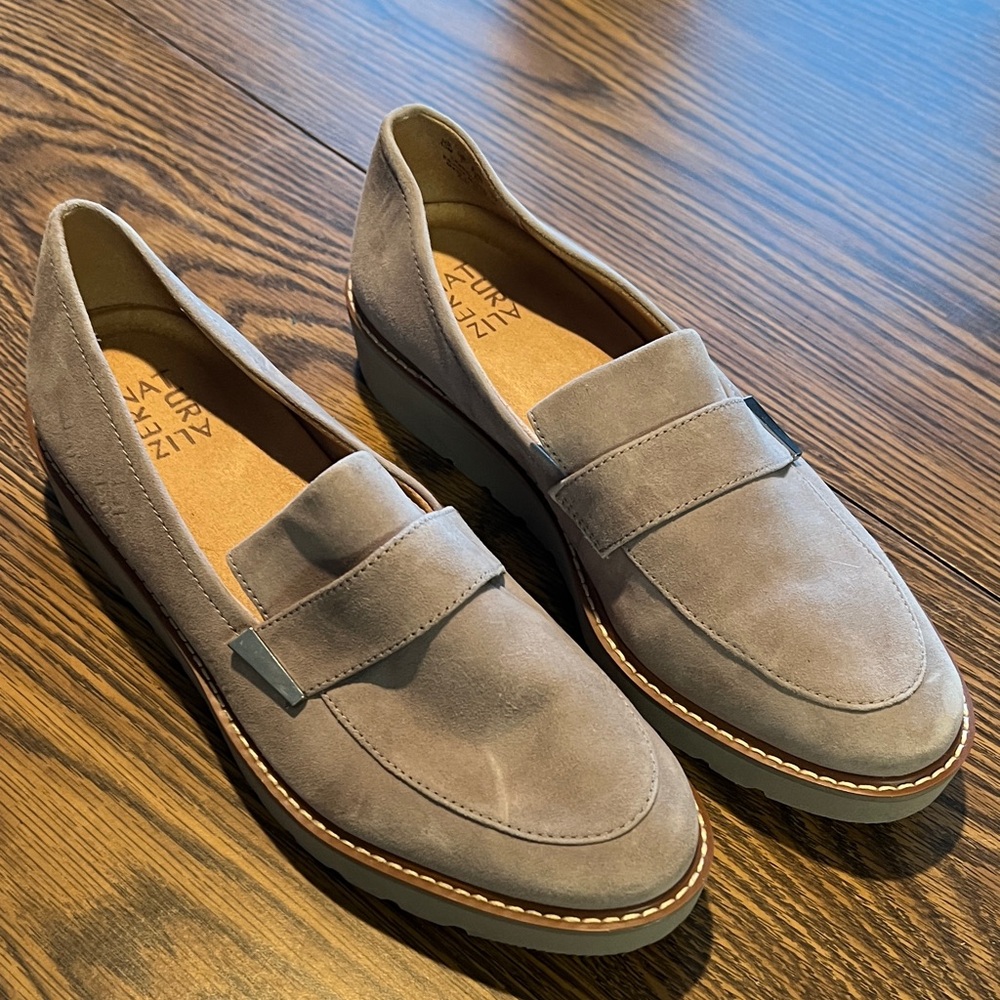 Naturalizer Women’s Taupe/gray Loafers Never Worn
